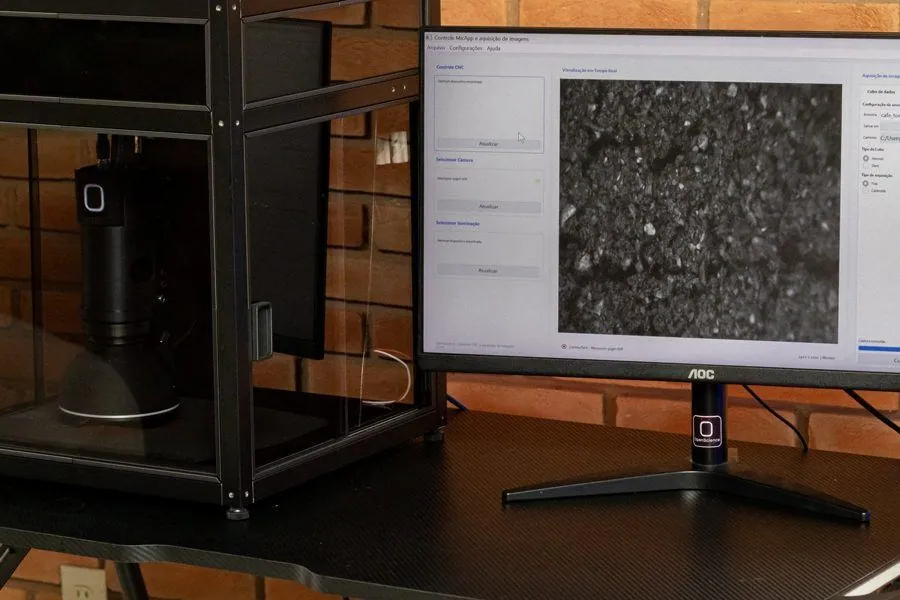 Equipamento e monitor mostrando a imagem da amostra no software
