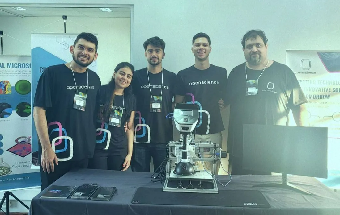 Equipe com o microscópio multiespectral