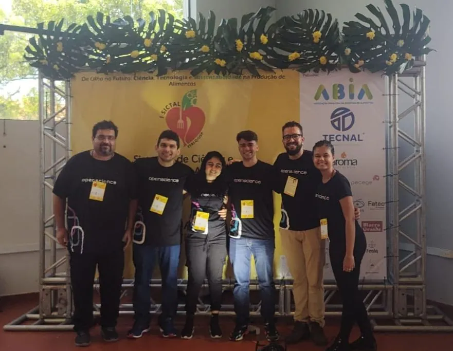 Equipe em evento do setor